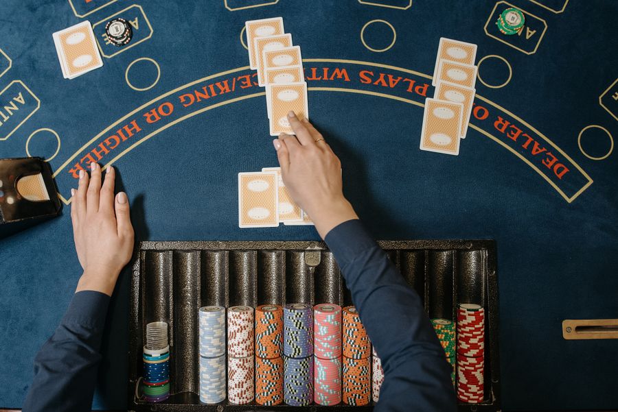 Kartu remi dibagikan di meja permainan kartu live
