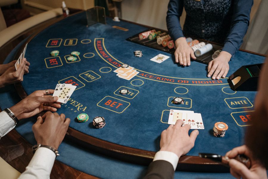 Kartu remi dan chip poker tersebar di atas meja hijau