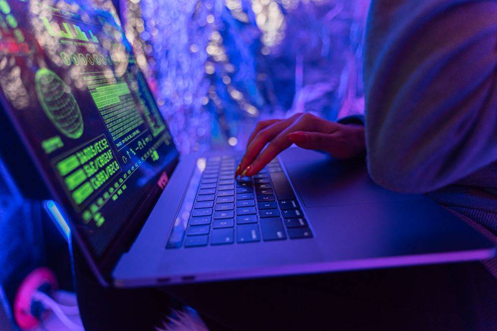 Laptop dengan simbol kunci, menggambarkan verifikasi dua langkah
