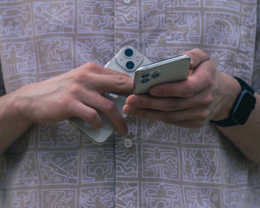 Dua ponsel pintar digunakan untuk membuka permainan online