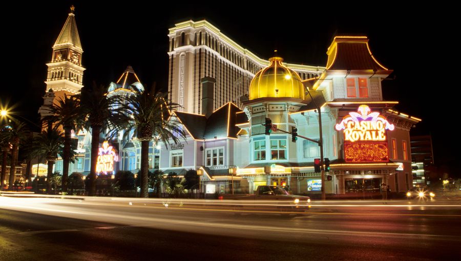 Suasana kasino dengan lampu neon sebagai ilustrasi bonus deposit