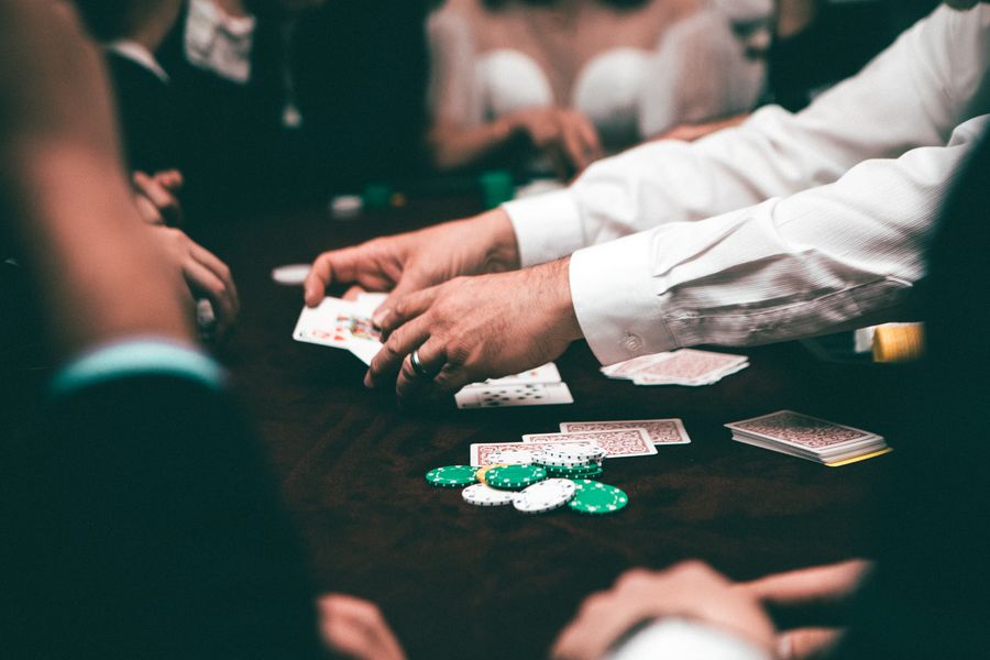 Chip poker dan kartu di atas meja permainan