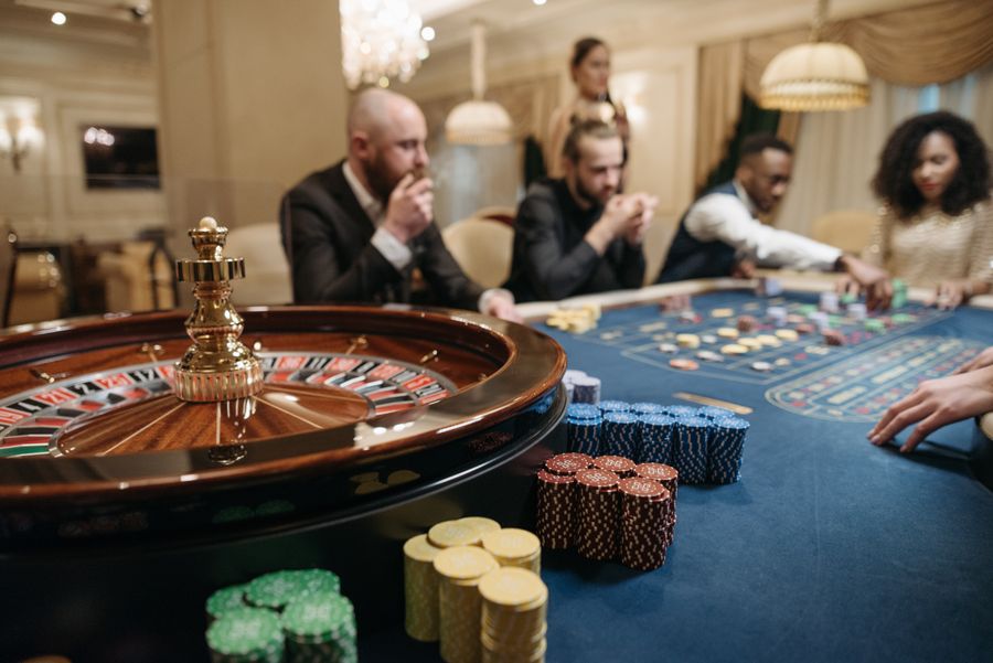 Pemain meletakkan chip di meja roulette dengan dealer